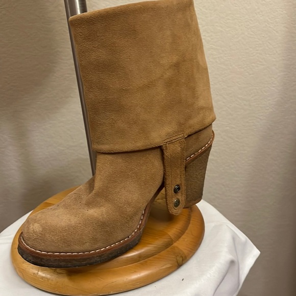 Nice UGG  brown color size 9- 5 inch diameter heels